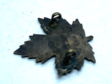 Lade das Bild in den Galerie-Viewer, Original WW1 / WW2 Canadian Army Cap / Collar Badge - The Militaria Shop
