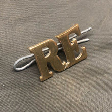 Load image into Gallery viewer, Original WW1 British Army Royal Engineers RE Brass Shoulder Title - The Militaria Shop