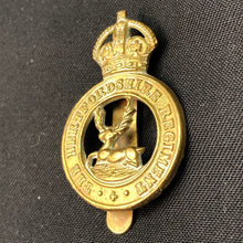 Load image into Gallery viewer, Original WW1 / WW2 British Army The Hertfordshire Regiment Cap Badge - The Militaria Shop