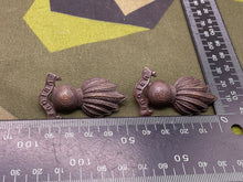 Charger l'image dans la galerie, Original WW1/WW2 British Army Royal Artillery Ubique Bronze Cap / Collar Badges - The Militaria Shop