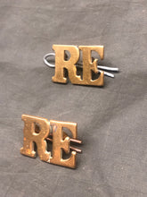 Load image into Gallery viewer, Original WW1 WW2 British Army Royal Engineers Brass Shoulder Title Pair - The Militaria Shop