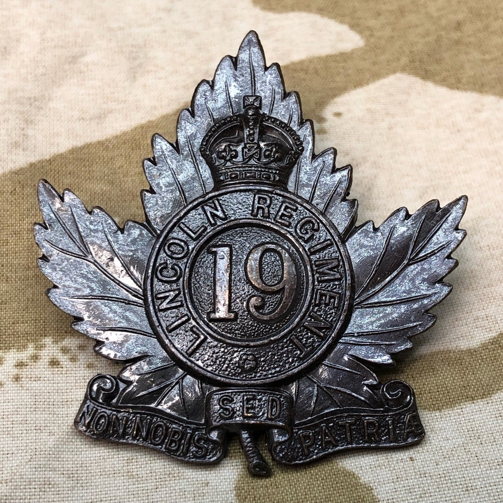 Original Canadian Army WW1 19th Lincoln Regiment Bronze Cap Badge - The Militaria Shop