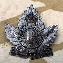 Load image into Gallery viewer, Original Canadian Army WW1 19th Lincoln Regiment Bronze Cap Badge - The Militaria Shop
