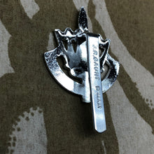 Load image into Gallery viewer, Original British Army Cap Badge - Queen's Regiment - The Militaria Shop