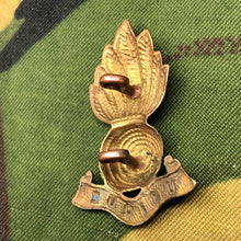 Charger l'image dans la galerie, Original WW2 British Army Collar Badge - Royal Artillery - The Militaria Shop