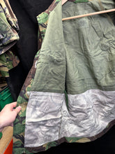 Lade das Bild in den Galerie-Viewer, Surplus British Army DPM Pattern Camouflaged Smock Windproof Cadet-160/84 - The Militaria Shop