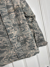 Lade das Bild in den Galerie-Viewer, Surplus US Air Force UCP Uniform Jacket 40 chest - The Militaria Shop