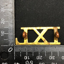 Lade das Bild in den Galerie-Viewer, Original WW1 British Army Brass Shoulder Title - 9th Lancers IXL Regiment - The Militaria Shop