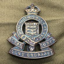 Load image into Gallery viewer, Original WW2 British Army Royal Army Ordnance Corps RAOC Cap Badge - The Militaria Shop