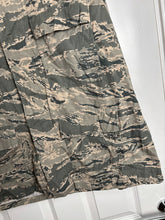 Charger l'image dans la galerie, Surplus US Air Force UCP Uniform Jacket 44R - The Militaria Shop