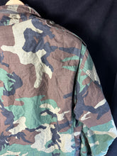 Lade das Bild in den Galerie-Viewer, Genuine US M65 Woodland Camouflage Field Jacket - Medium Long - The Militaria Shop