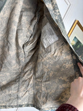 Charger l'image dans la galerie, Surplus US Army ACU Combat Uniform Jacket-Small Regular - The Militaria Shop