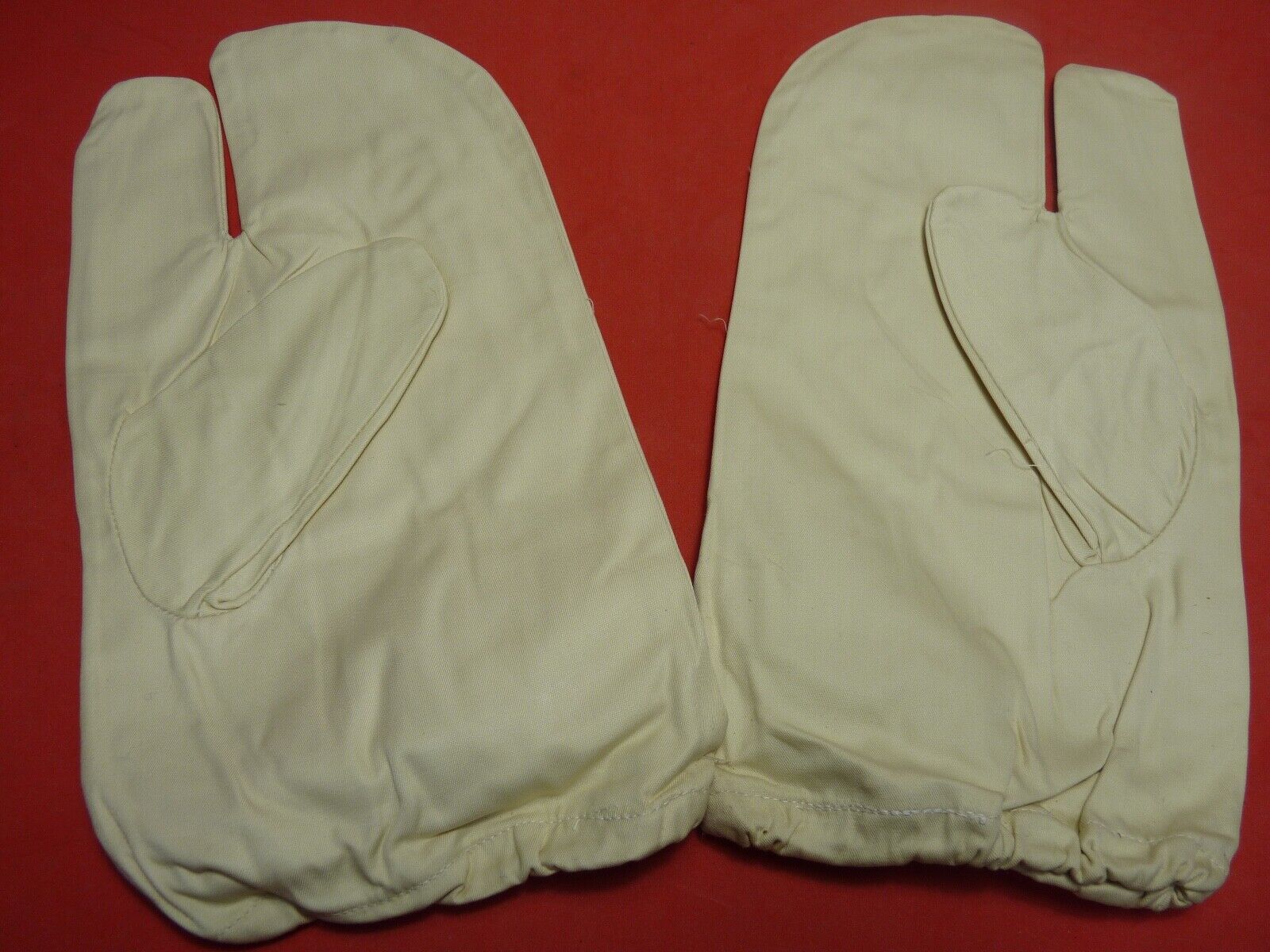 Original WW2 British Army Gunners Winter White Gloves - Dated 1941 - The Militaria Shop
