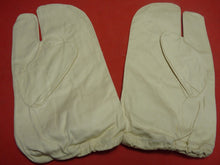 Charger l'image dans la galerie, Original WW2 British Army Gunners Winter White Gloves - Dated 1941 - The Militaria Shop