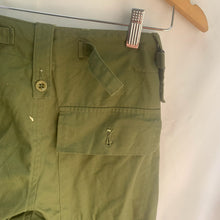 Lade das Bild in den Galerie-Viewer, Genuine British Army OD Green Lightweight Trousers - Size 26" Waist - The Militaria Shop