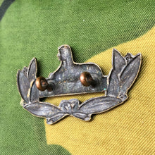 Charger l'image dans la galerie, Original WW1 British Army Cap Badge - Royal Berkshire - The Militaria Shop