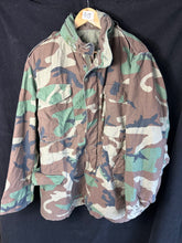 Lade das Bild in den Galerie-Viewer, Genuine US M65 Woodland Camouflage Field Jacket - Medium Regular - The Militaria Shop