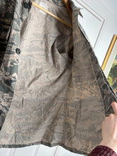 Charger l'image dans la galerie, Surplus US Air Force UCP Uniform Jacket 36R - The Militaria Shop