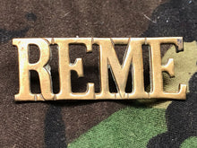 Lade das Bild in den Galerie-Viewer, Original WW2 British Army Brass Shoulder Title - REME Royal Engineers - The Militaria Shop