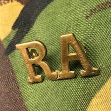 Lade das Bild in den Galerie-Viewer, Genuine British Army WW1 Brass Shoulder Title - Royal Artillery - The Militaria Shop