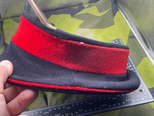 Lade das Bild in den Galerie-Viewer, Original British Army Guards Peaked Cap - Size 55cm - The Militaria Shop