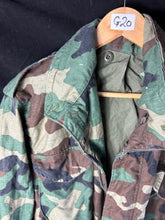Lade das Bild in den Galerie-Viewer, Genuine US M65 Woodland Camouflage Field Jacket - Medium Long - The Militaria Shop