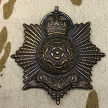 Load image into Gallery viewer, Original WW1 British Army Officers Bronze Hampshire Regiment Cap Badge - The Militaria Shop