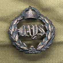 Charger l'image dans la galerie, Original WW1/WW2 British Army 2nd Dragoon Guards (Queen's Bays) Cap Badge - The Militaria Shop