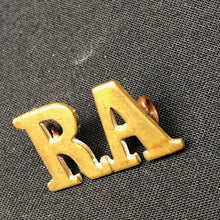 Charger l'image dans la galerie, Original WW1/WW2 British Army RA Royal Artillery Shoulder Title - The Militaria Shop