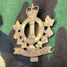 Load image into Gallery viewer, Original Canadian Army Le Régiment de Hull Beret / Cap Badge - The Militaria Shop
