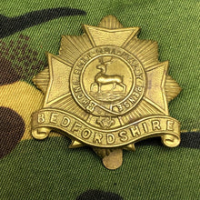 Lade das Bild in den Galerie-Viewer, Original WW2 British Cap Badge - Bedfordshire Regiment - The Militaria Shop