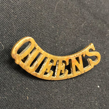 Lade das Bild in den Galerie-Viewer, Original WW1 British Army Brass Shoulder Title - Queen's Regiment - The Militaria Shop