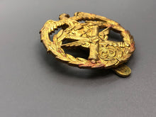 Charger l'image dans la galerie, Vintage Kuwait Army Cap Badge - The Militaria Shop