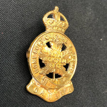 Lade das Bild in den Galerie-Viewer, Original British Army WW1 / WW2 Royal Montreal Regiment Cap Badge - The Militaria Shop