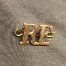 Load image into Gallery viewer, Original WW1 British Army Royal Engineers RE Brass Shoulder Title - The Militaria Shop