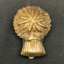 Load image into Gallery viewer, Genuine WW2 British Army Brass Cap Badge - Royal Artillery - The Militaria Shop
