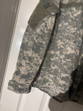 Lade das Bild in den Galerie-Viewer, Surplus US Army ACU Combat Uniform Jacket -Size Medium-Short - The Militaria Shop