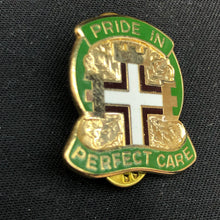 Load image into Gallery viewer, Vintage Enamel Pin - US ARMY MEDICAL 98th GENERAL HOSPITAL Crest DUI Badge - The Militaria Shop