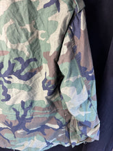 Lade das Bild in den Galerie-Viewer, Genuine US M65 Woodland Camouflage Field Jacket - Small Regular - The Militaria Shop