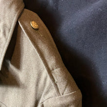 Lade das Bild in den Galerie-Viewer, Original WW2 US Army Class A Dress Jacket 1942 - Private Ryan Prop - 38" Regular - The Militaria Shop