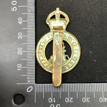 Load image into Gallery viewer, Original WW1 British Army Cap Badge - Hertfordshire Regiment - The Militaria Shop