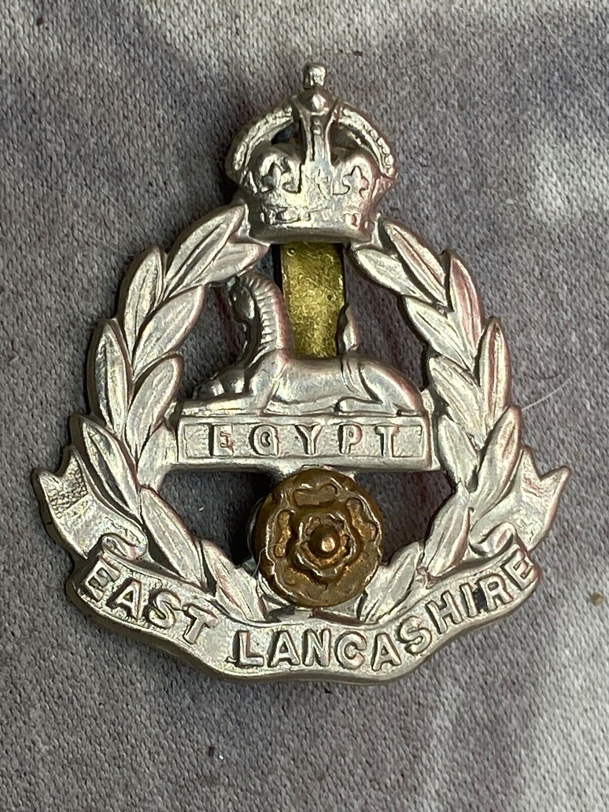 Original Ww1   Ww2 British Army East Lancashire Regiment Cap Badge 