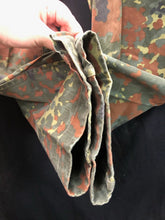 Charger l'image dans la galerie, Genuine German Army Issue G1 Flecktarn Camouflaged Combat Trousers - W:31" L:26" - The Militaria Shop