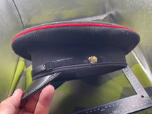 Lade das Bild in den Galerie-Viewer, Original British Army Dragoons Peaked Cap and Paper - Size 57cm - The Militaria Shop
