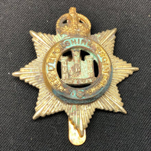 Lade das Bild in den Galerie-Viewer, Original British Army WW1 / WW2 The Devonshire Regiment Cap Badge - The Militaria Shop