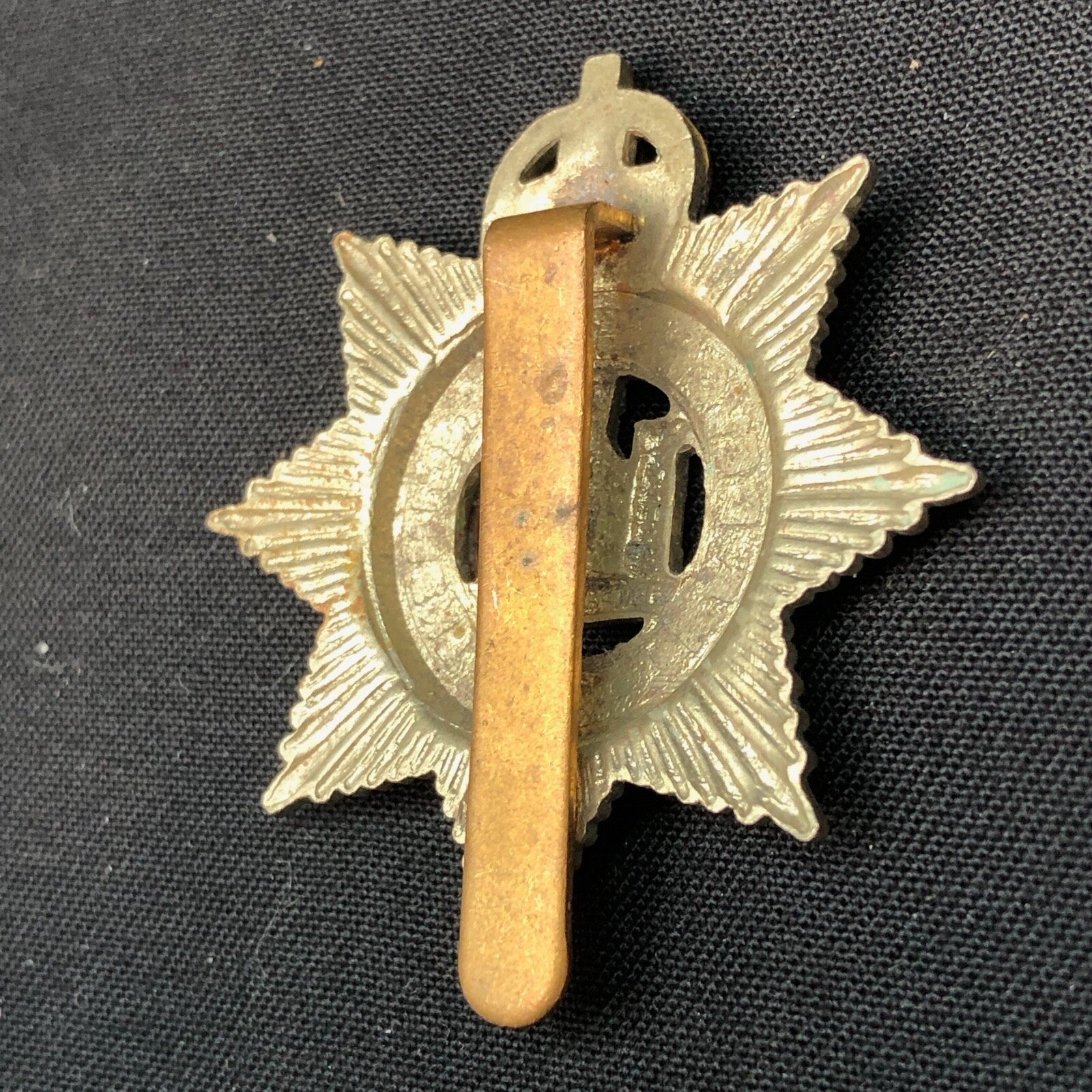 Original British Army WW1 / WW2 The Devonshire Regiment Cap Badge - The Militaria Shop
