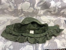 Lade das Bild in den Galerie-Viewer, Original Korean War Era British Army Middle Parka Detatchable Hood - Size Large - The Militaria Shop