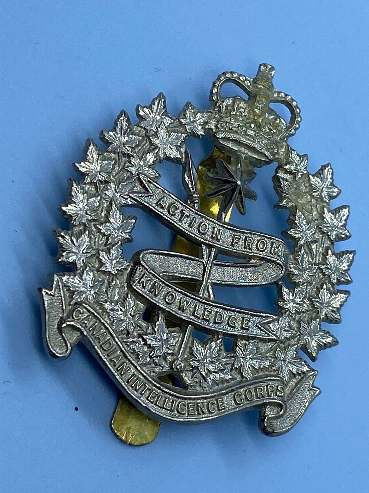 Original Queen's Crown Canadian Intelligence Corps Cap Badge - The Militaria Shop