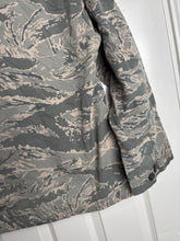 Lade das Bild in den Galerie-Viewer, Surplus US Air Force UCP Uniform Jacket 40 chest - The Militaria Shop