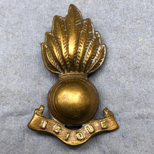 Lade das Bild in den Galerie-Viewer, Original WW1 British Army Royal Artillery Collar Badge - The Militaria Shop